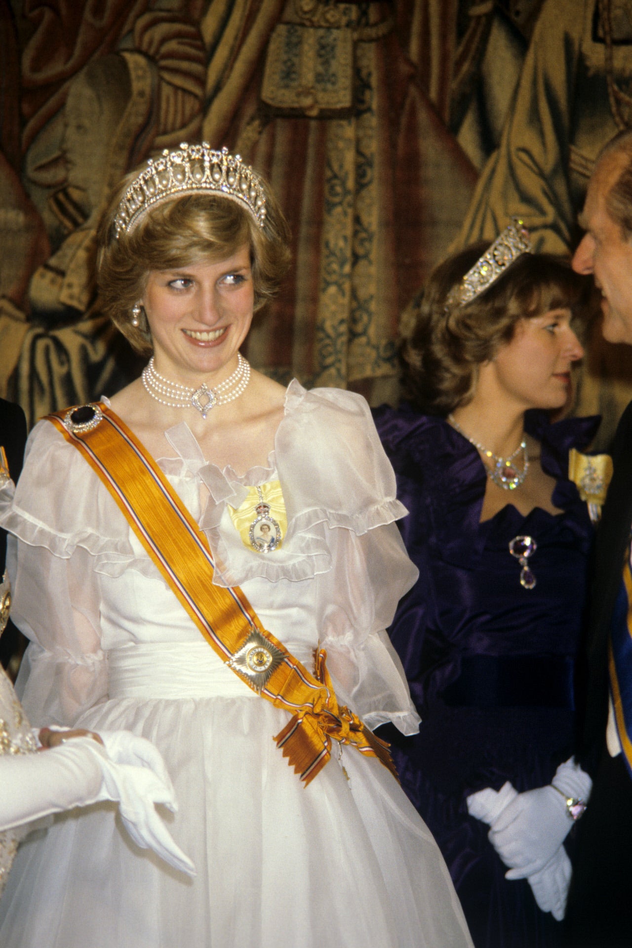 Diana de Gales luciendo la tiara «Lover's knot» y el chocker de perlas japonesas. 