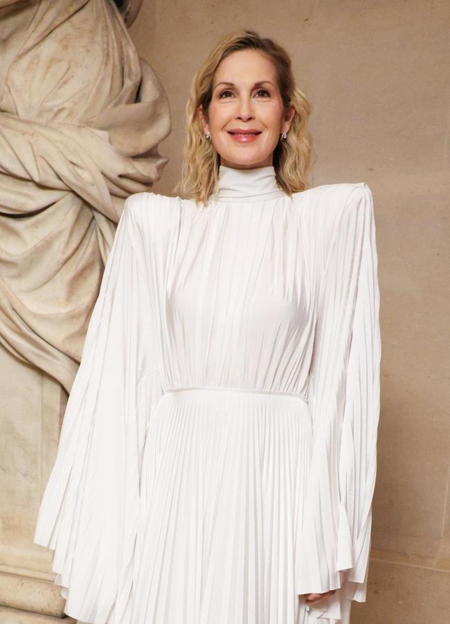 Kelly Rutherford con melena rizada en la cena Gran Dîner du Louvre de París. Foto: Gtre