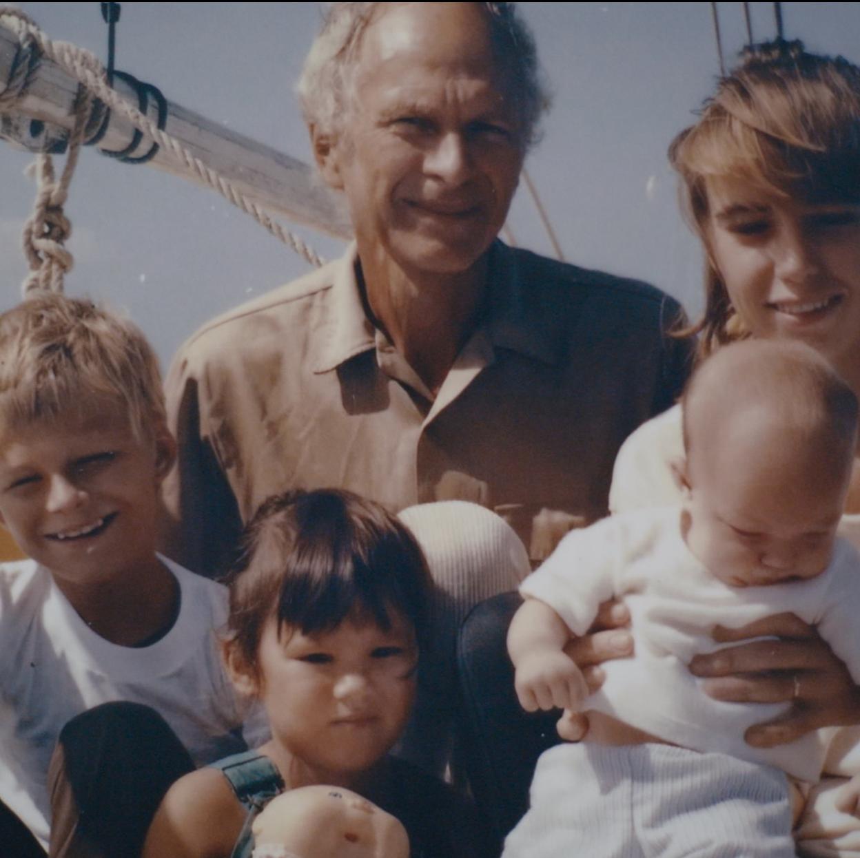 Peter Tangvald y Florence, los padres de Virginia Tangvald, el bebé de la derecha, en una foto del archivo familiar que aparece en Ghosts of the Sea en la que también posan sus hermanastros Thomas y Carmen./micro_scope