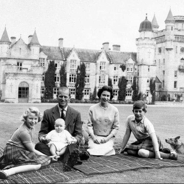 Los Windsor frente al Castillo de Balmoral en 1960. 