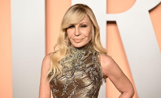 Donatella Versace deja el puesto de directora creativa tras 27 años al frente de la firma: quién es Dario Vitale, su sucesor