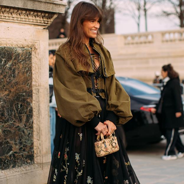 Mujer con falda estampada