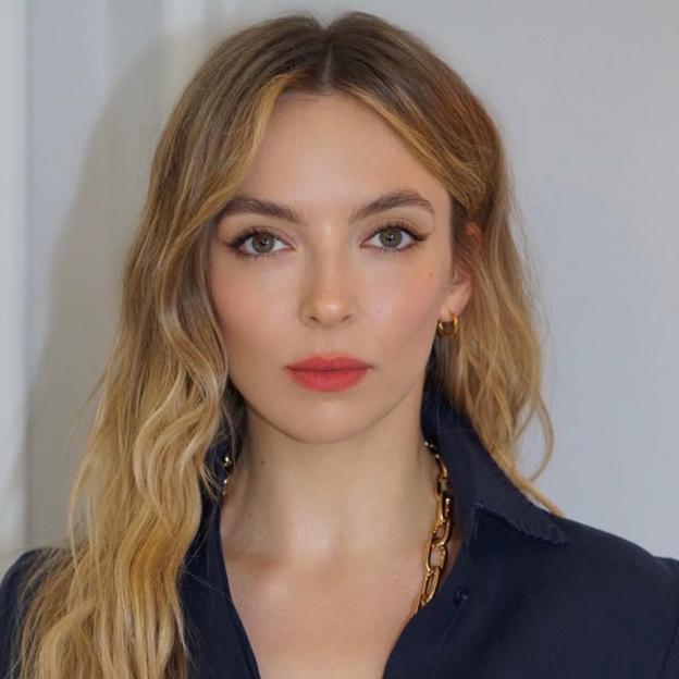 Jodie Comer con color tendencia de pelo parisian blonde