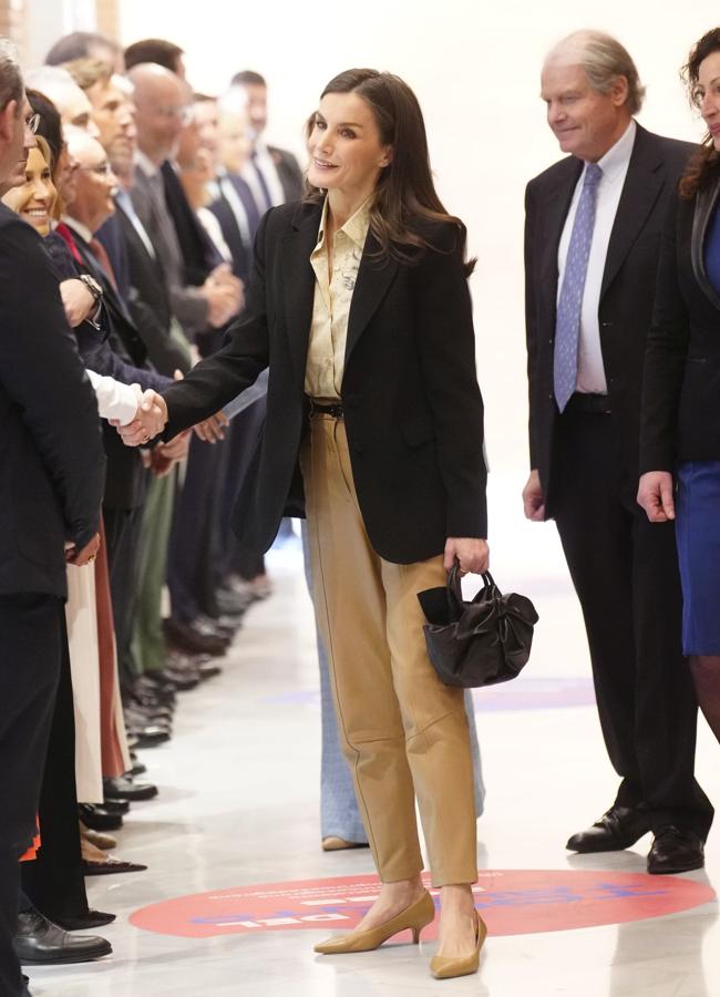 La reina Letizia con unos pantalones efecto piel. / LIMITED PICTURES