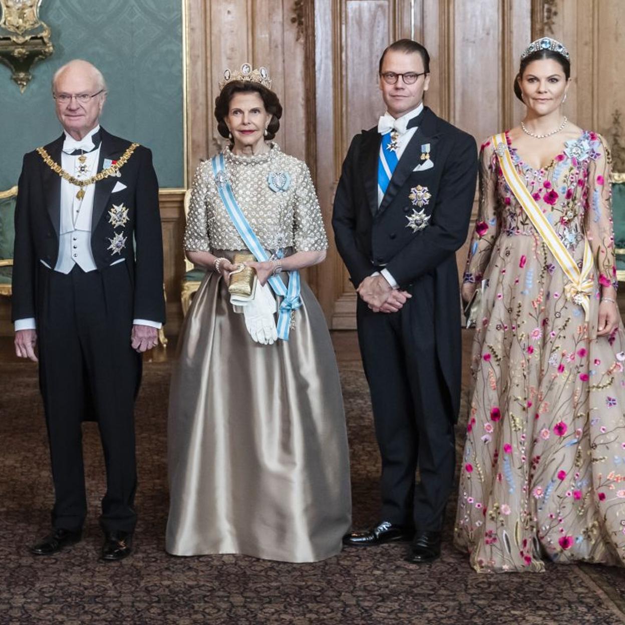 Los reyes Carlos Gustavo y Silvia, junto a los príncipes herederos Victoria y Daniel de Suecia. /gtres