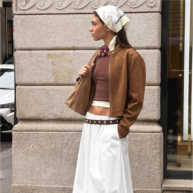 Vestidos con estampado de flores, chaquetas con efecto ante, camisas blancas y muchas prendas y accesorios para llevar sin parar.