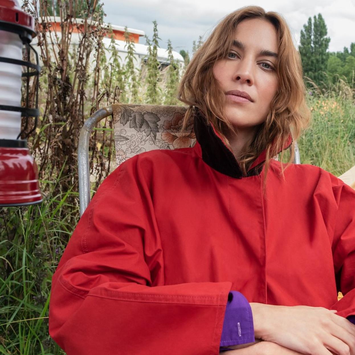 Alexa Chung con chaqueta corta en rojo./@barbour