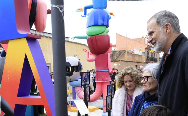 El rey Felipe contempla junto a los vecinos de Torrent algunas de las figuras de las Fallas. 