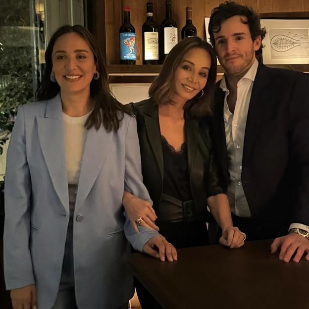 Tamara Falcó e Íñigo Onieva, con Isabel Preysler. 