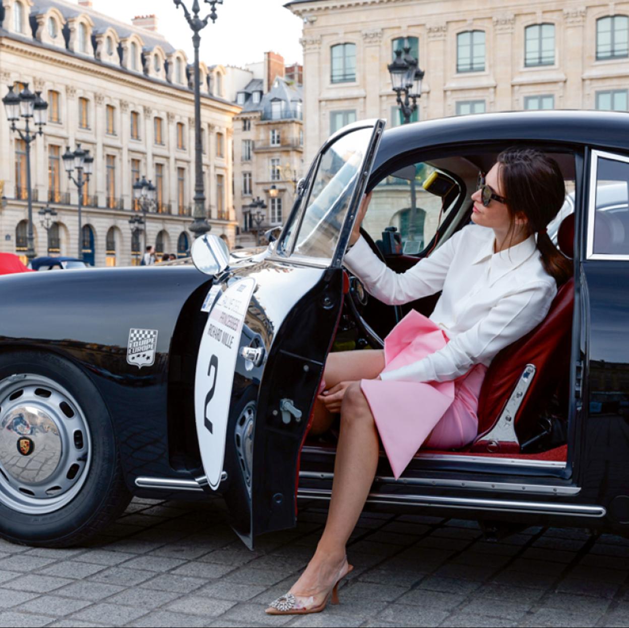 Mujer saliendo de un coche clásico./CORTESÍA