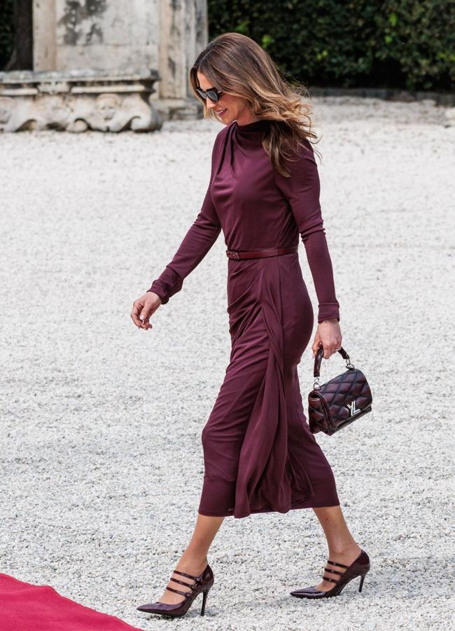 Rania de Jordania con un vestido burdeos. / GTRES