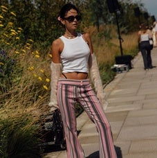 Adiós vaqueros, hola pantalones de rayas: los modelos tendencia que estilizan