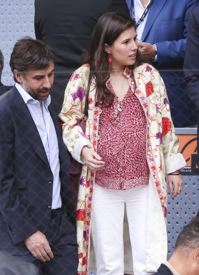 Teresa Urquijo with an embroidered caftan watching tennis.