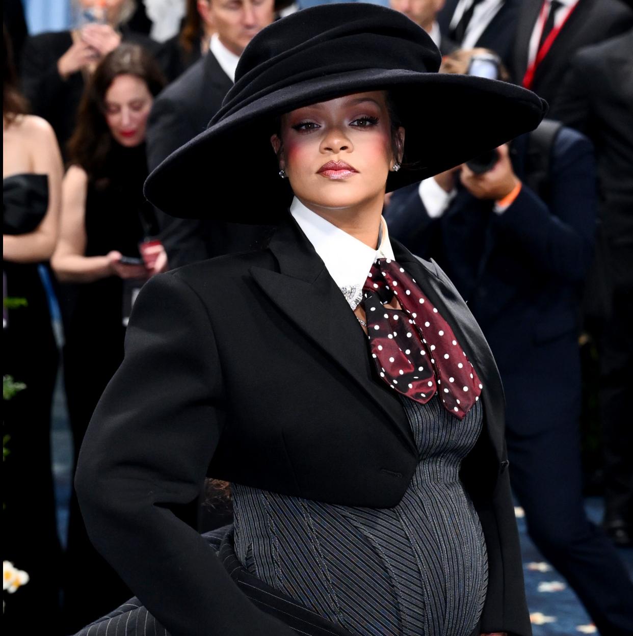 Rihanna vuelve a la MET Gala 2025 embaradaza y con un total look  extravagante de Marc Jacobs | Mujerhoy
